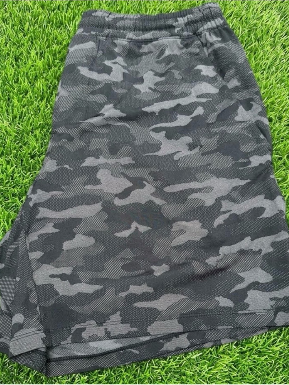 lululemon athletica Men’s Black & Gray Camo Athletic Shorts XL